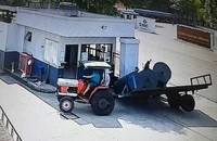 Lật xe kéo, một bảo vệ bị hàng hoá rơi xuống đè chết 