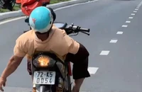 Nam thanh niên cụt tay 'làm xiếc' với xe máy trên đường phố Bình Dương