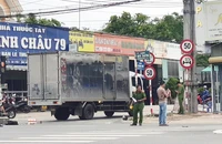 Nam thanh niên đi xe máy phanh gấp nhưng vẫn lao vào xe tải 
