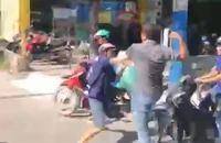 Tài xế xe tải và xe máy lao vào đánh nhau giữa đường gây ùn ứ giao thông