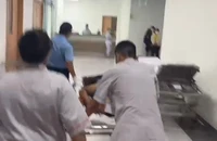 CSGT mở đường đưa nam thanh niên bị thương nặng ở đùi đi cấp cứu
