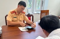 Xe bán tải độ đèn trên nóc gây chói mắt và vượt đèn đỏ ở TP.HCM