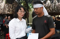 Bà Trần Thị Diệu Thúy thăm gia đình 3 mẹ con tử vong do tai nạn giao thông