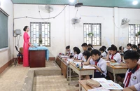 Học sinh trường tiểu học Vĩnh Tân có bàn ghế mới ngay trong hôm nay