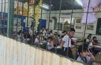 Học sinh phải học trong phòng bằng tôn: Sẽ được xây trường mới