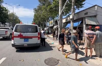 Xe taxi công nghệ tông người đi đường rồi lao vào nhà dân