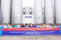 Đại biểu dự Đại hội đại biểu Đảng bộ TP.HCM thăm Nhà máy sữa Vinamilk, Tập đoàn Becamex
