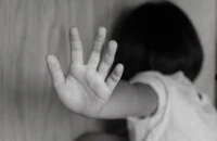 Bé gái 9 tuổi bị mẹ ruột và bạn trai của mẹ bạo hành