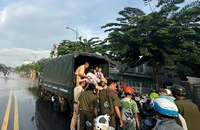 CSGT TP.HCM đưa học sinh và giáo viên qua các điểm nước ngập sâu