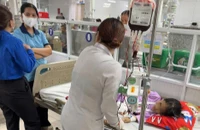 Vụ bé gái 9 tuổi bị ép nhúng lưỡi vào nước sôi: Đang giám định thương tích