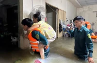 TP.HCM: Trắng đêm hỗ trợ người dân khi triều cường dâng cao