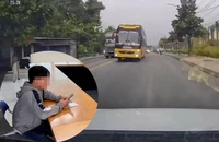TP.HCM: Dân phản ánh, tài xế xe khách vượt ẩu bị CSGT lập biên bản