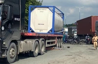 3 người bị cuốn vào gầm xe đầu kéo ở TP.HCM