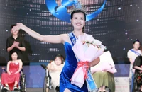 Cô giáo mất chân trái vì tai nạn đã đăng quang Hoa hậu Trăng khuyết