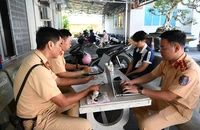 Nam sinh viên buông cả hai tay khi đi xe máy bị tịch thu xe