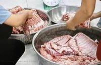 Cam kết sử dụng thịt tươi mới nhưng lại tuồn thịt đông lạnh vào bếp ăn bán trú 