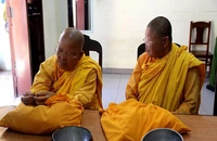 Tạm giữ 2 người giả danh nhà sư đi xin tiền