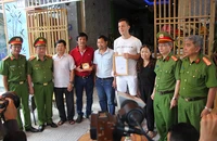 Bộ Công an tặng bằng khen hai ông Tây cứu trẻ trong đám cháy