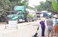 Sợ chết vì ô nhiễm, dân rào đường chặn xe ben