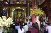 Người dân Đà Nẵng và du khách nô nức đi lễ chùa cầu may