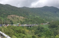 Tắc trên đường dẫn vào hầm Hải Vân, xe nằm dài 1 km