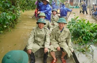 Phó Thủ tướng Lê Văn Thành thăm bà con vùng lũ ở Huế