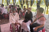 Chương trình 'Cùng ngư dân thắp sáng đèn trên biển' cùng mạnh thường quân hỗ trợ gia đình 15 ngư dân mất tích. Ảnh: HA.