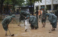 Bộ đội, giáo viên tất bật vệ sinh trường lớp sau mưa lũ