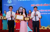 Vinh danh 25 nhà giáo tiêu biểu của Đà Nẵng. Ảnh: MINH TRƯỜNG