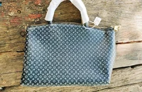 Chiếc túi có nhãn hiệu Louis Vuitton được nhặt trên bờ biển Đà Nẵng. Ảnh: MINH TRƯỜNG.