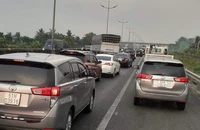 Ô tô tải va vào dải phân cách, cao tốc TP.HCM - Trung Lương ùn tắc hơn 5km 