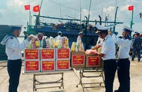 Vào đảo Trường Sa tránh gió mùa, hàng chục ngư dân được tặng quà tết