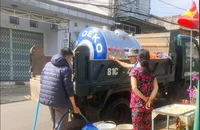 Hàng chục hộ dân vất vả đi xin nước sinh hoạt vào những ngày cuối năm