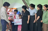 Đà Nẵng: Phụ huynh và học sinh nghèo xúc động vì được tặng góc học tập