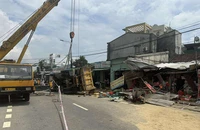 Xe tải lùa hàng loạt xe máy, tông sập nhiều nhà dân ở Quảng Ngãi