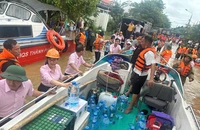 Chi nhánh Ngân hàng chính sách xã hội TP Đà Nẵng tặng quà cho người dân vùng lũ