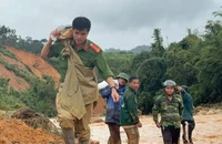 Công an đi bộ lội rừng hơn 4 tiếng để gùi thực phẩm tiếp tế cho dân