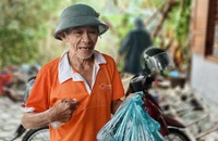 12 người chia nhau 2 gói mì tôm, ăn cơm thiu cầm cự trong lũ