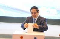 Thủ tướng và đại biểu dự diễn đàn logistics Việt Nam quyên góp ủng hộ đồng bào lũ lụt