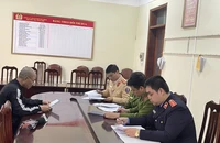 Cơ quan tố tụng tống đạt quyết định khởi tố vụ án, khởi tố bị can với tài xế Đỗ Đình Tám. Ảnh: Cục CSGT