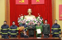 Bộ trưởng Công an Tô Lâm trao hoa cho đại diện số cán bộ cứu nạn cứu hộ sang Thổ Nhĩ Kỳ. Ảnh: Đô Phú\