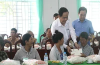 Ủy ban MTTQ VN trao quà Tết bà con Cần Thơ, Hậu Giang