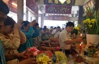 Người dân mang lễ vật đến cùng Bà Chúa Xứ thời điểm chưa có dịch COVID-19. Ảnh: HẢI DƯƠNG