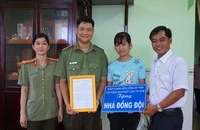 Báo Pháp Luật TP HCM trao Nhà đồng đội tại Trà Vinh