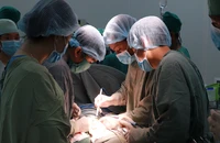 Thanh niên 25 năm sống trong cảnh không có hậu môn