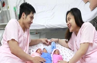 6 em bé ra đời từ hai ca tam thai tự nhiên hiếm gặp 
