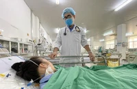 Lọc máu liên tục 56 giờ cứu thiếu nữ bị ong đốt vào chân