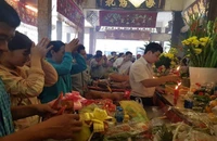 Người dân mang lễ vật đến cùng Bà Chúa Xứ thời điểm chưa có dịch COVID-19