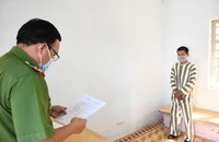 Công an đọc lệnh bắt tạm giam bị can Sơn Thanh Tuấn.