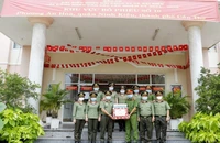 Công an Cần Thơ tặng khẩu trang cho lực lượng bảo vệ bầu cử